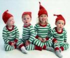 Τα παιδιά φορώντας για τα Χριστούγεννα